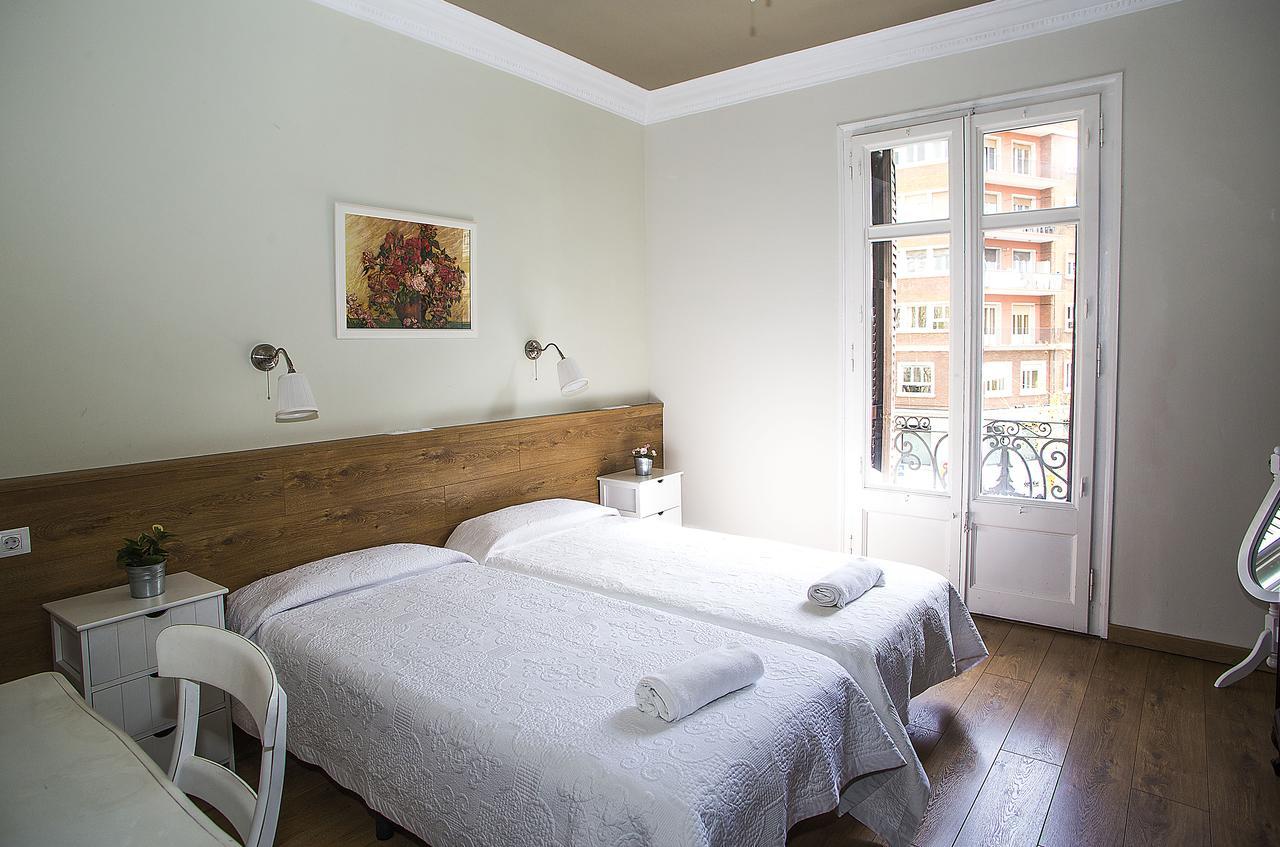 Mai & Maud Paralel Apartment Barcelona Bagian luar foto