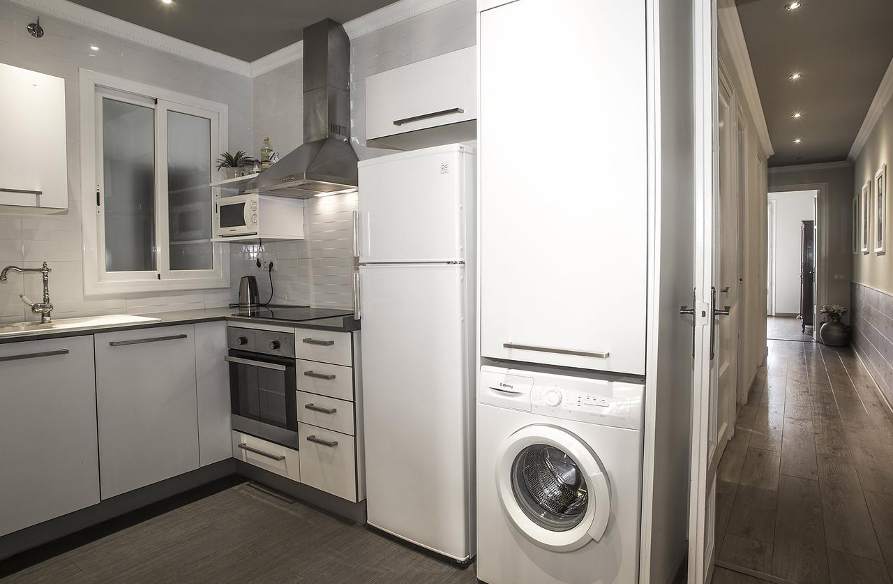 Mai & Maud Paralel Apartment Barcelona Bagian luar foto