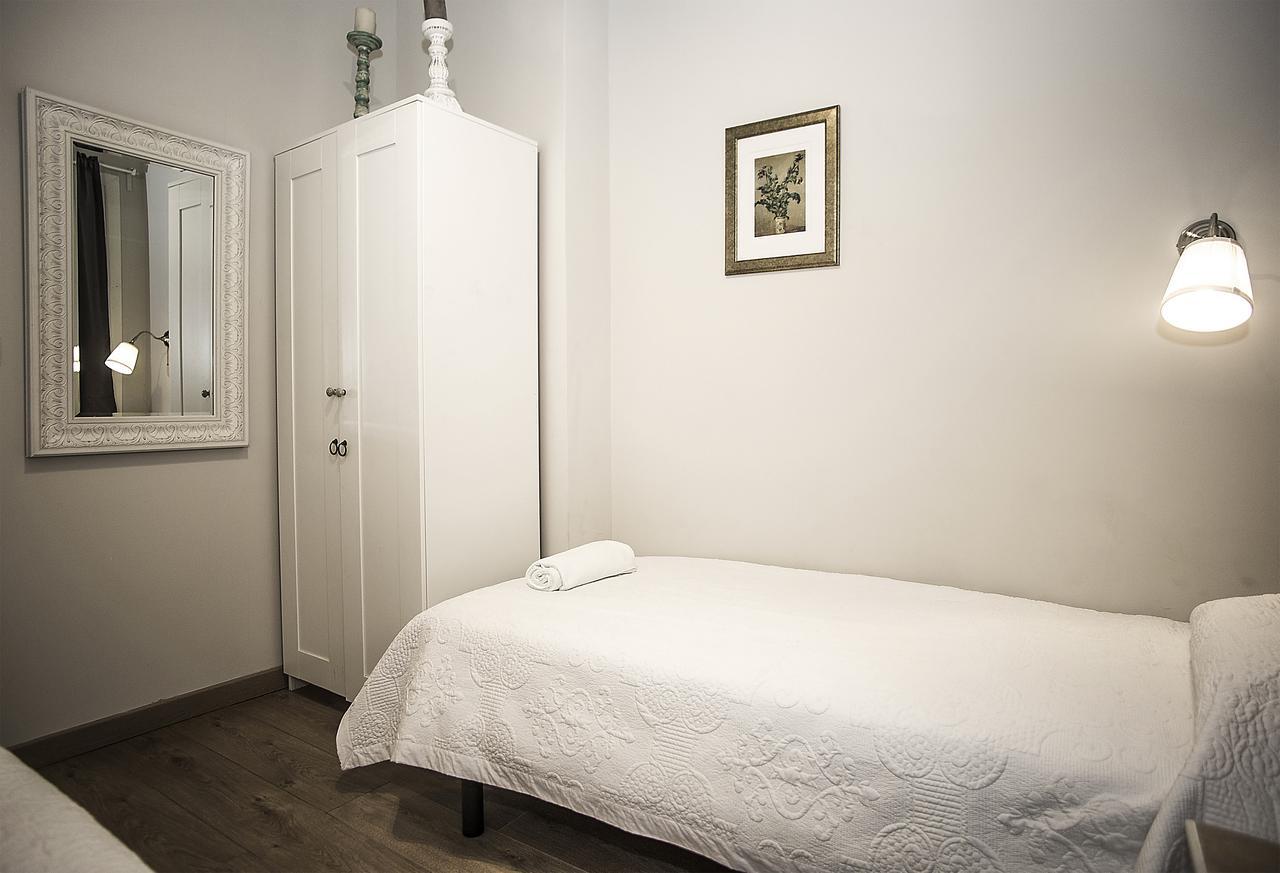 Mai & Maud Paralel Apartment Barcelona Bagian luar foto