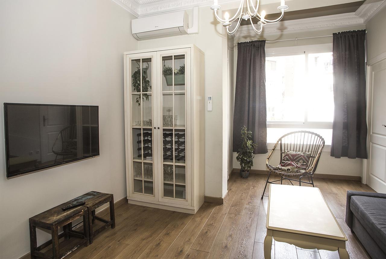Mai & Maud Paralel Apartment Barcelona Bagian luar foto